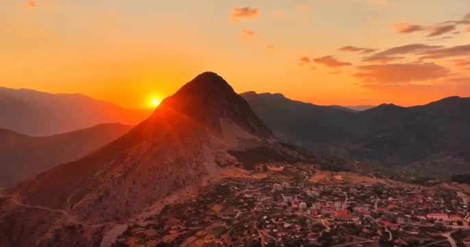 Pamje magjepse të perëndimit të diellit në Leskovik