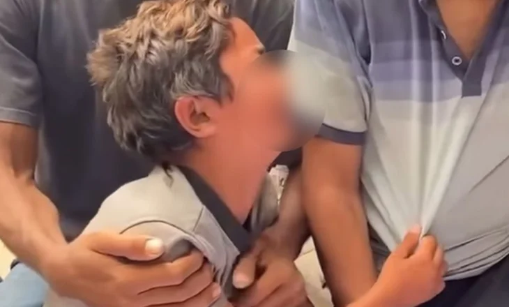 Pamje që pikëllojnë botën/ “Dua aromën e tij”, fëmija kërkon me dëshpërim bluzën e babait të tij të vrarë në Gaza
