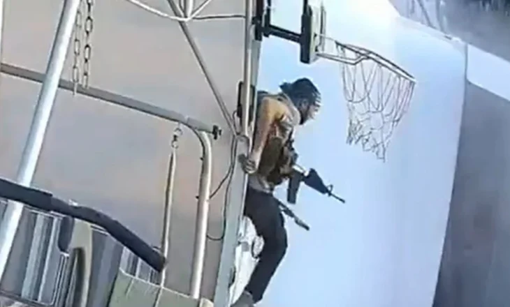 Pamje të frikshme! Mediat izraelite publikojnë videon nga sulmi i Hamasit, babai ekzekutohet në sy të fëmijëve të mitur