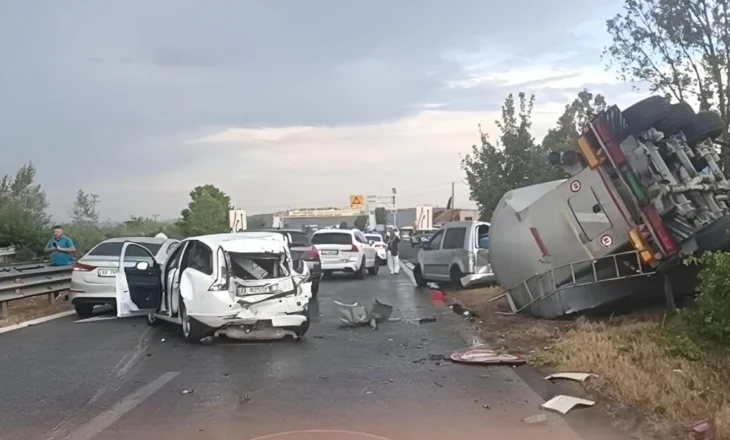 PAMJET/ Aksident masiv ne autostradën Fier-Lushnjë, autoboti përmbyset jashtë rruge