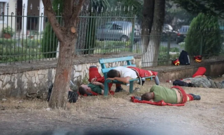 Pamjet dramatike nga Delvina! Zjarrfikësit heronj të rraskapitur shtrihen në tokë pas natës së tmerrshme nga zjarret