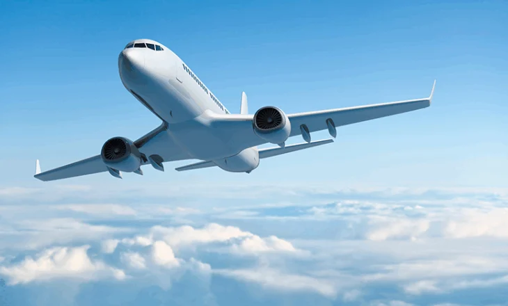 Panik në ajër! Turbulenca të forta, avioni devijon destinacion, 25 të lënduar