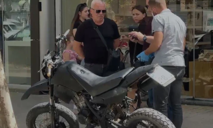 Panik në Shkodër! Një person i armatosur futet me skafandër në argjendari! Refuzon të identifikohet, largohet me vrap dhe ‘harron’ motorin