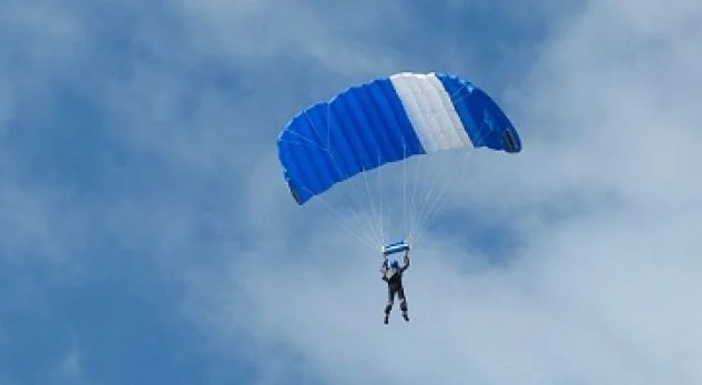 Parashutisti maqedonas rrezikon jetën nga stuhia