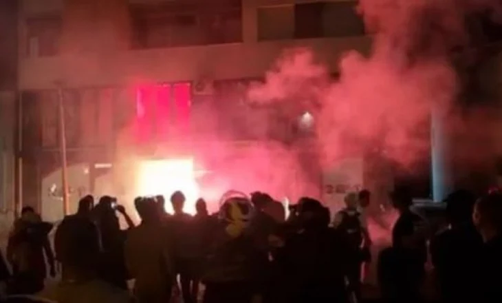 Pas incidenteve të dhunshme mes protestuesve dhe policisë, digjen edhe zyrat e partisë së Vuçiç