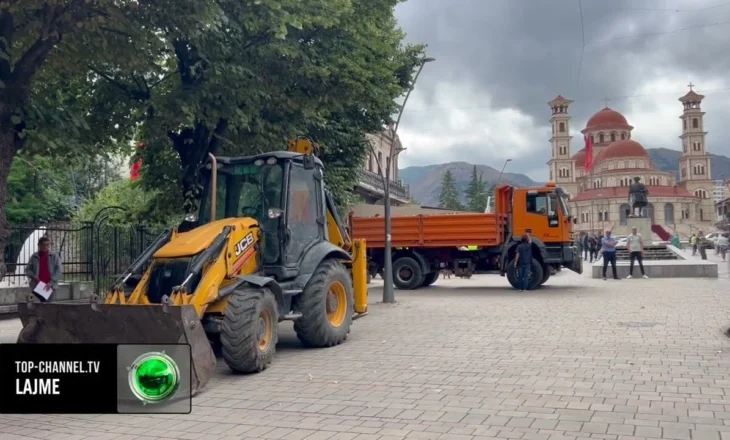 Pedonalja e Korçës u zbraz! Bizneset i hoqën vetë strukturat metalike, IKMT ndërhyri vetëm në një rast