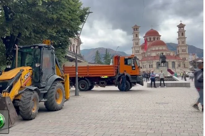 Pedonalja e Korçës u zbraz/ Bizneset i hoqën vetë strukturat metalike, IKMT ndërhyri vetëm në një rast