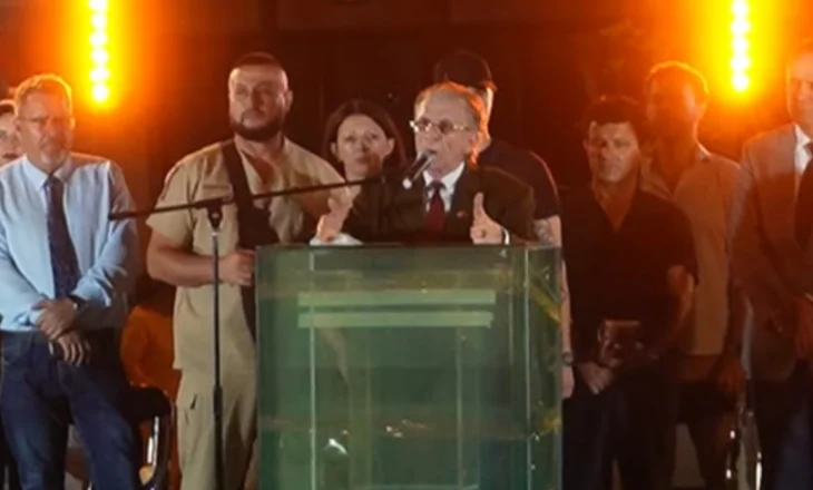 Pëllumb Pilinçi shpall ‘qeverinë’ e tij personale në Vlorë, prezanton 13 ministra pa zgjedhje e parti politike
