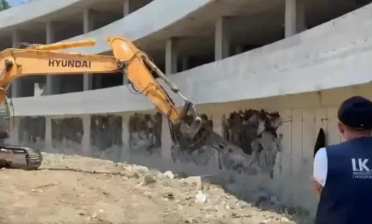 “Për ata që kanë merakun se s’po ndëshkohen shkelësit e mëdhenj”, Rama publikon videon nga shembja e ndërtimit pa leje në Vlorë