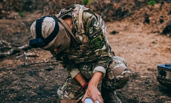 “Për çfarë luftuam dhe sakrifikuam!?”/ Ushtarët ukrainas pranë frontit, skeptikë për dorëzimin e territoreve