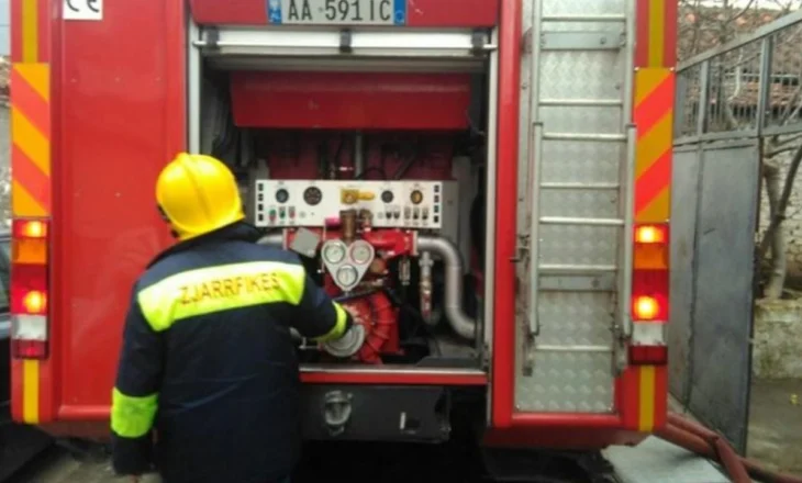 Përfshihet nga flakët lokali në Lezhë, evakuohen banorët e banesave pranë biznesit