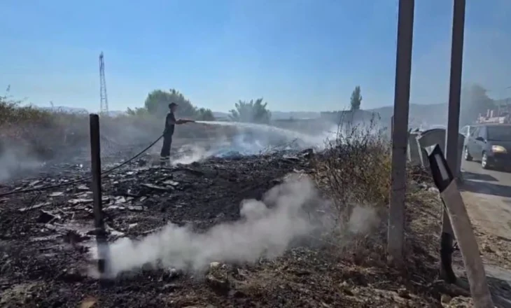 Përfshihet nga flakët vendgrumbullimi i mbetjeve në Fier, zona mbulohet nga tymi, vështirësohet qarkullimi i automjeteve