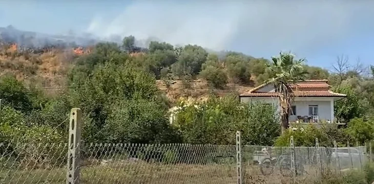 Përfshihet nga zjarri pylli me pisha në Bolenë të Himarës, rrezikohen disa banesa