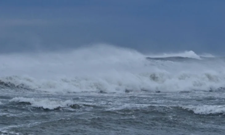 Përkeqësimi i kushteve atmosferike, ndalohet çdo dalje në det e mjeteve lundruese në Sarandë