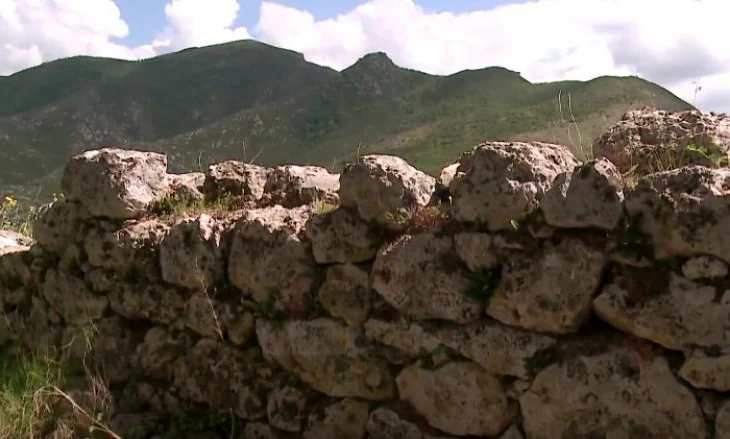 Perla e panjohur shqiptare e Mesdheut, që me shekuj ishte fshehur nën baltë (Video)