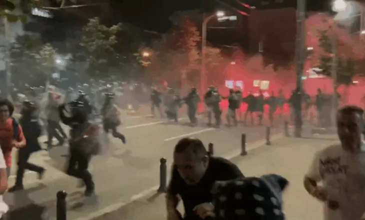 Përleshje mes protestuesve dhe policisë në Serbi