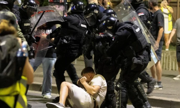 Përleshje në protestat antiqeveritare në Serbi, 42 policë dhe 70 protestues të plagosur, dhjetëra arrestime! (VIDEO)