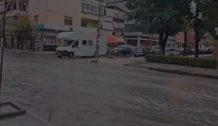 Përmbytje dhe në Lushnje, 30 minuta shi mbushin rrugët me ujë