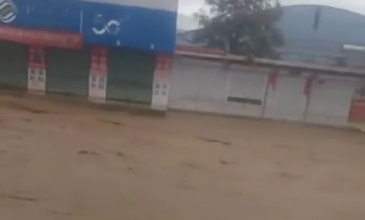 Përmbytje dhe rreshje shiu godasin Kinën veriore, tetë të vdekur dhe katër persona të zhdukur