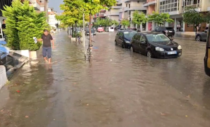 Përmbytje, trafik dhe kaos… Pasojat e pak minutave shi në Vlorë