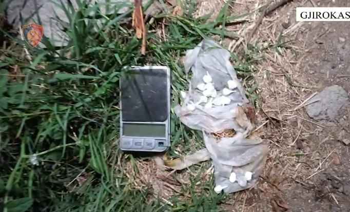 Përmet/Shiste doza kokaine në qytet, pranga 33 vjeçarit. E pësojnë dhe dy të tjerë..