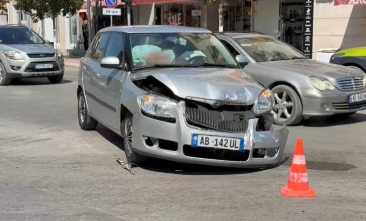 Përplasen dy automjete në Fier, lëndohet një fëmijë! Shoferët konfliktohen fizikisht me njëri-tjetrin