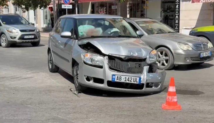 Përplasen dy makina në Fier, një fëmijë transportohet menjëherë drejt spitalit