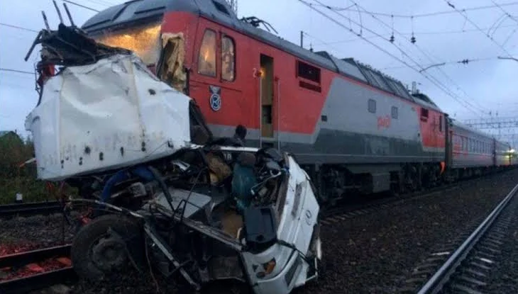 Përplaset autobusi me trenin në Rusi, një i vdekur dhe dhjetëra të plagosur