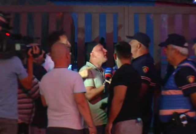 Përplasje mes policisë dhe gazetarëve te ambientet e News24, akuzohen se u kanë sekuestruar sendet personale
