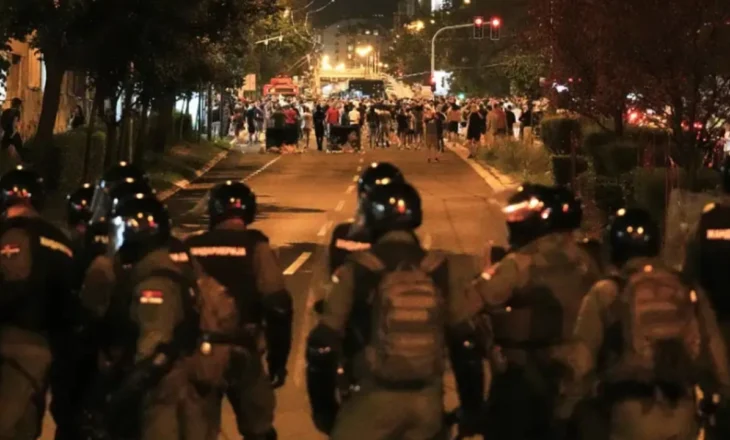 Përshkallëzohen protestat në Serbi! BE kritikon dhunën, Vuçiç akuzohet për përdorim të bandave kriminale për të shtypur demonstruesit