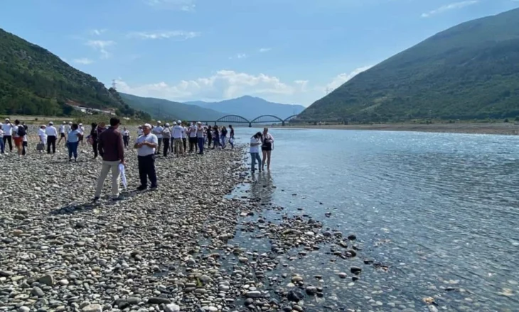 Peshkatari u fut në lumin Mat për të hedhur rrjetat e peshkimi, polumbarët e RENEA-s vijojnë kërkimet për gjetjen e tij