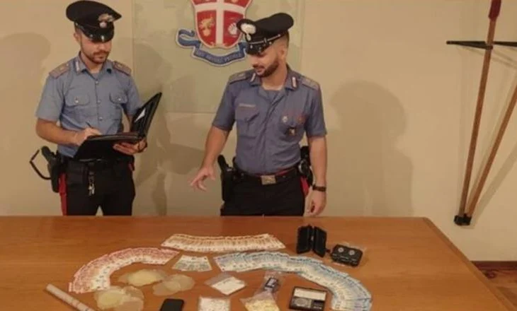 Pjesë e një rrjeti trafiku, arrestohet 27-vjeçari shqiptar/ Në makinë dhe banesë i gjenden mbi…