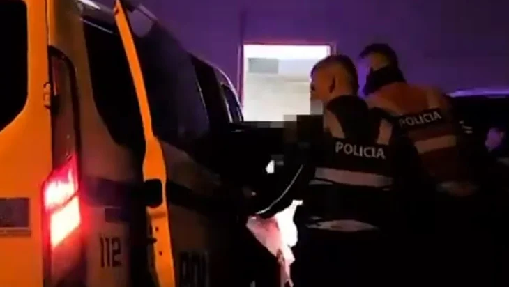 Plagosën rëndë një 26-vjeçar dhe prindërit e tij në Sarandë, vihen në pranga 2 vëllezërit