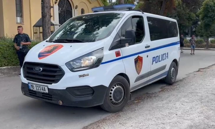 Plagosi me thikë 27-vjeçarin në Dvoran pas një sherri, lihet në burg autori, lirohen 4 të tjerët që e dhunuan