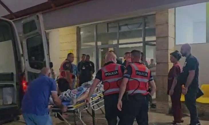 Plagosi me thikë 27-vjeçarin në Korçë, arrestohet në banesë autori! Po ashtu i lënduar rëndë, transportohet në spital
