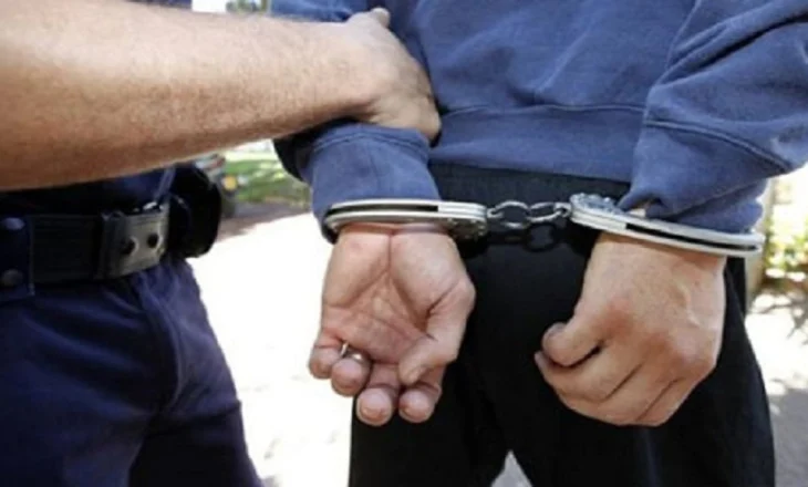 Plagosi me thikë dy persona pas një sherri, arrestohet 32-vjeçari në Vlorë