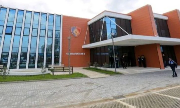 Plagosi vëllanë me thikë pas sherrit dhe dha dëshmi të rreme, njëri arrestohet dhe tjetri merret nën akuzë