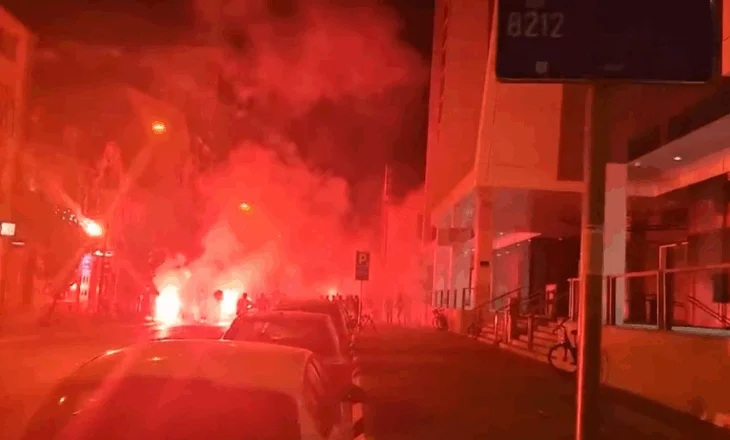 Plas keq në Beograd/Protestat kundër Qeverisë në Serbi shoqërohen me tensione dhe incidente