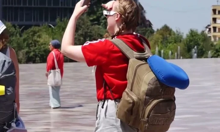 Plot me turistë… por askush nuk po paguan! Sezoni, faturë e kripur për Shqipërinë