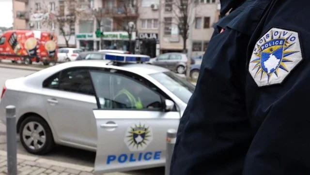 Po arrestonin tre persona, sulmohen dy policët, njëri prej tyre arrin të arratiset