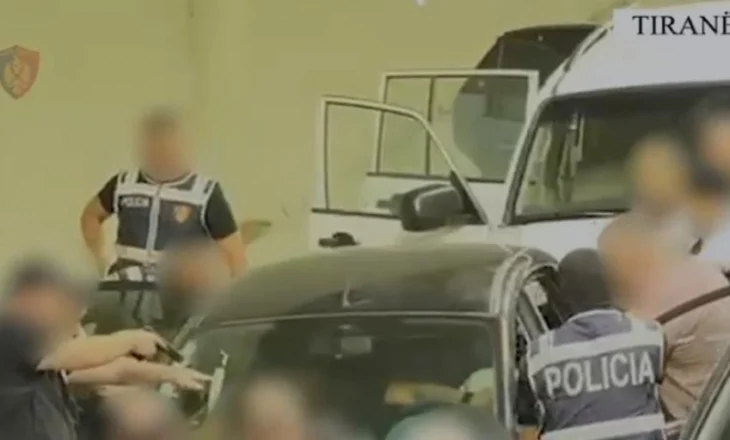 Po transportonte kallashë nga Burreli në Tiranë, 22 vjeçarit i vihen prangat tek Tuneli! Pamjet e operacionit