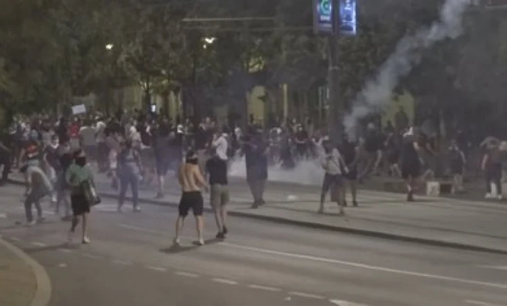 ‘Policët po plagosen çdo ditë’, Vuçiç përballet me protestat më të mëdha në Beograd