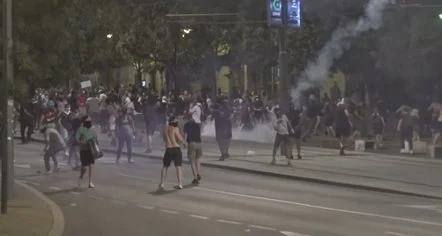 “Policët po plagosen çdo ditë”, Vuçiç përballet me protestat më të mëdha në Beograd