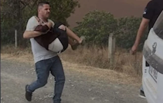 Polici hero që luftoi me flakët! Flet oficeri që rrezikoi jetën për të shpëtuar të moshuarën në Gramsh