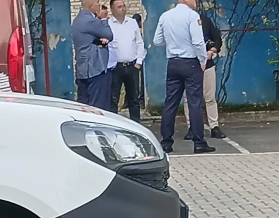 Policia bllokon ambientet e News 24 dhe Panorama, rrethohet vendi me policë dhe nxirren gazetarët jashtë