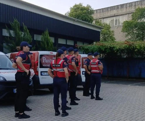 Policia e Shtetit rrethon News24, kërkon nxjerrjen me forcë nga ambientet. Gazetarëve u ndalohet hyrja në redaksi