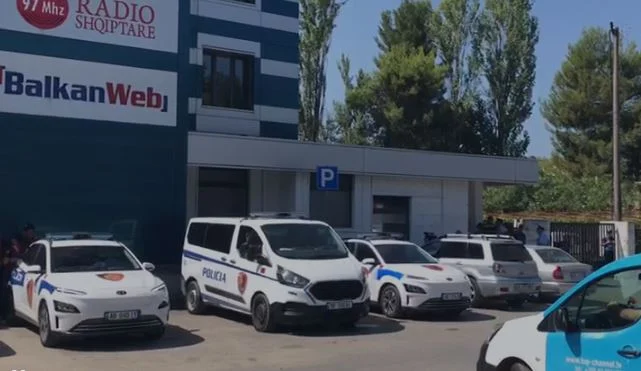 Policia në godinën e News24, asociacionet e gazetarëve: Të mos bllokohet puna e tyre