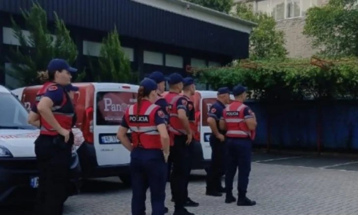 Policia rrethon godinën e News24, bllokon hyrjen e gazetarëve dhe ndërpret energjinë