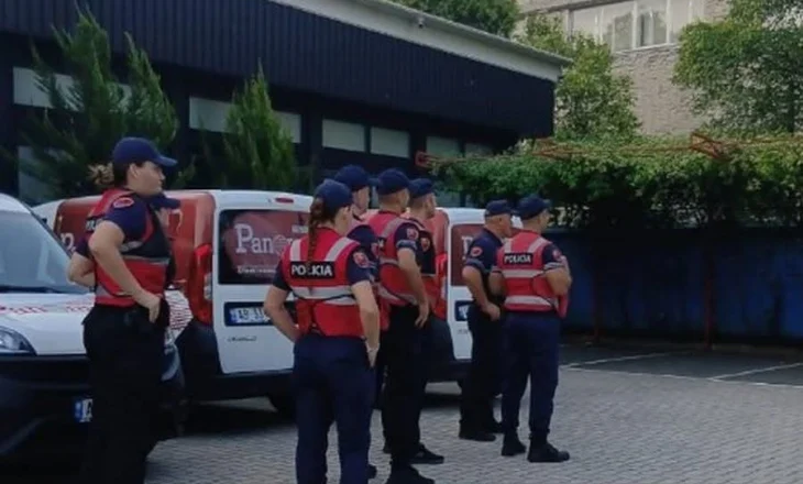 Policia rrethon godinën, mbyllet televizioni shqiptar