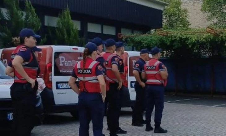 Policia rrethon News 24/ Pritet lirimi i ambienteve, qindra punonjës të medias ngelen jashtë punës
